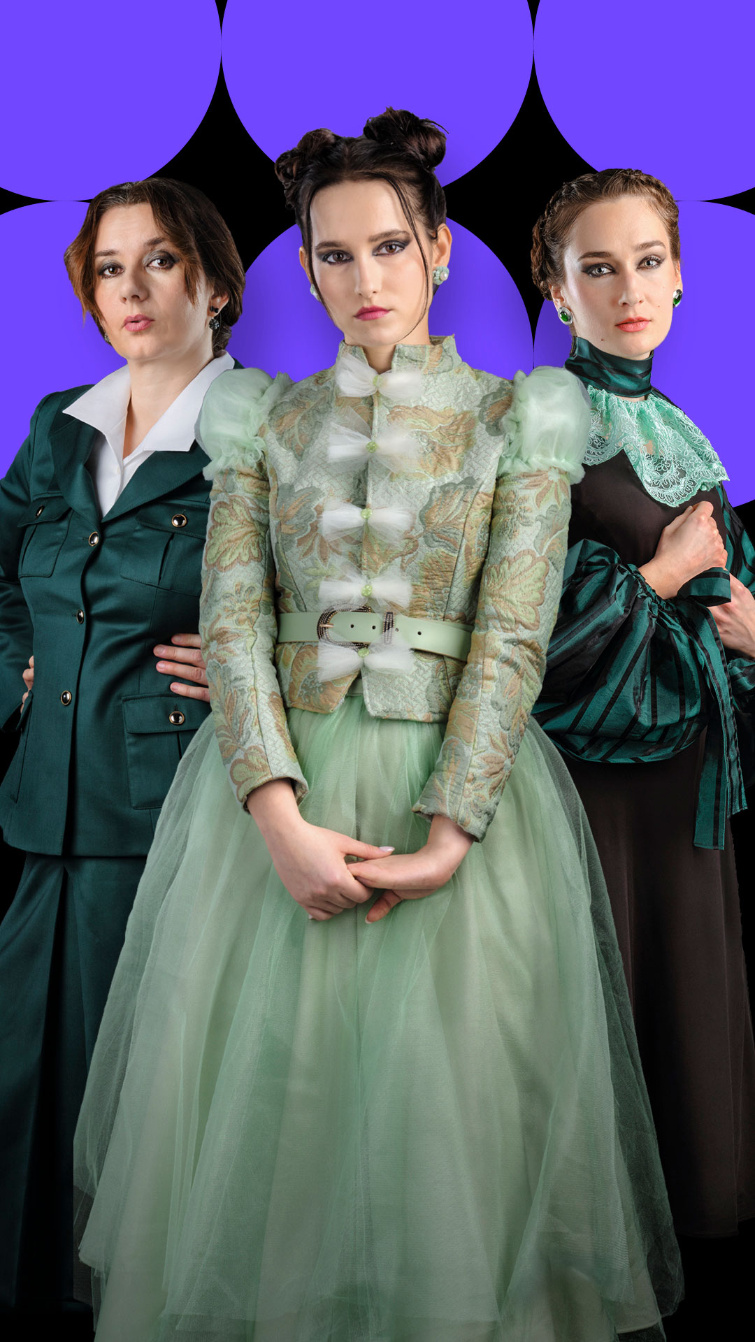 Skupina hercov na javisku energicky pochoduje v čiernobielych kostýmoch.