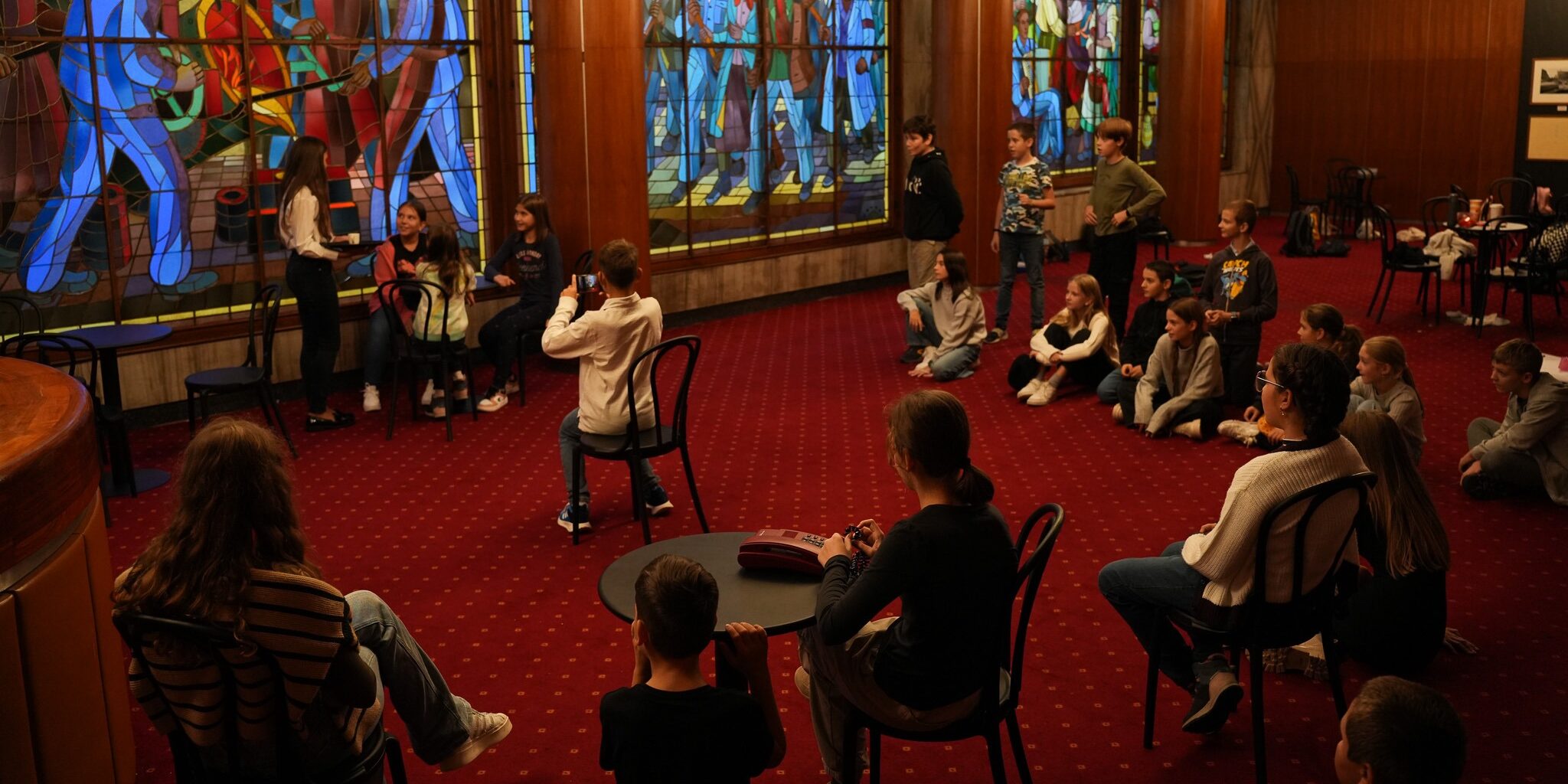 Študenti základných a stredných škôl na workshope DPOH Ako sa robí divadlo v rámci projektu Umenie pre školy.